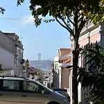 Architect-designed Loft In A Historic Hilltop Neighborhood דירה ליסבון