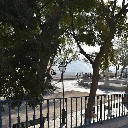 Architect-designed Loft In A Historic Hilltop Neighborhood Апартаменты Лиссабон