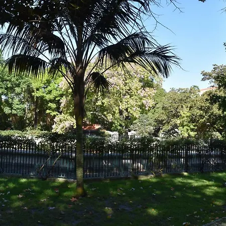 Апартаменты Architect-designed Loft In A Historic Hilltop Neighborhood Лиссабон