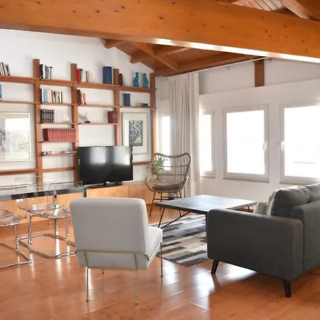 Апартаменты Architect-designed Loft In A Historic Hilltop Neighborhood Лиссабон