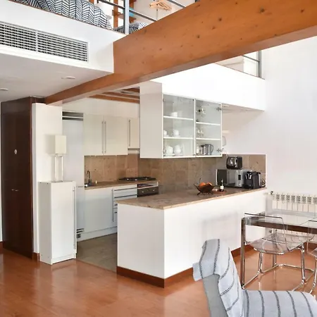 Апартаменты Architect-designed Loft In A Historic Hilltop Neighborhood Лиссабон